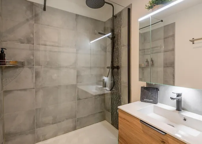 Appartement Spacieux Avec Parking Et Animaux Admis, Proche De - Fr-1-343-273 *