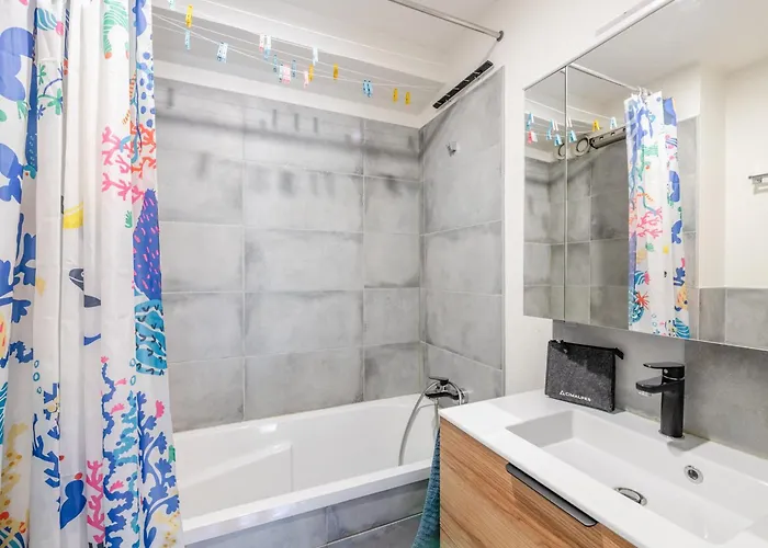 Spacieux Avec Parking Et Animaux Admis, Proche De - Fr-1-343-273 Appartement